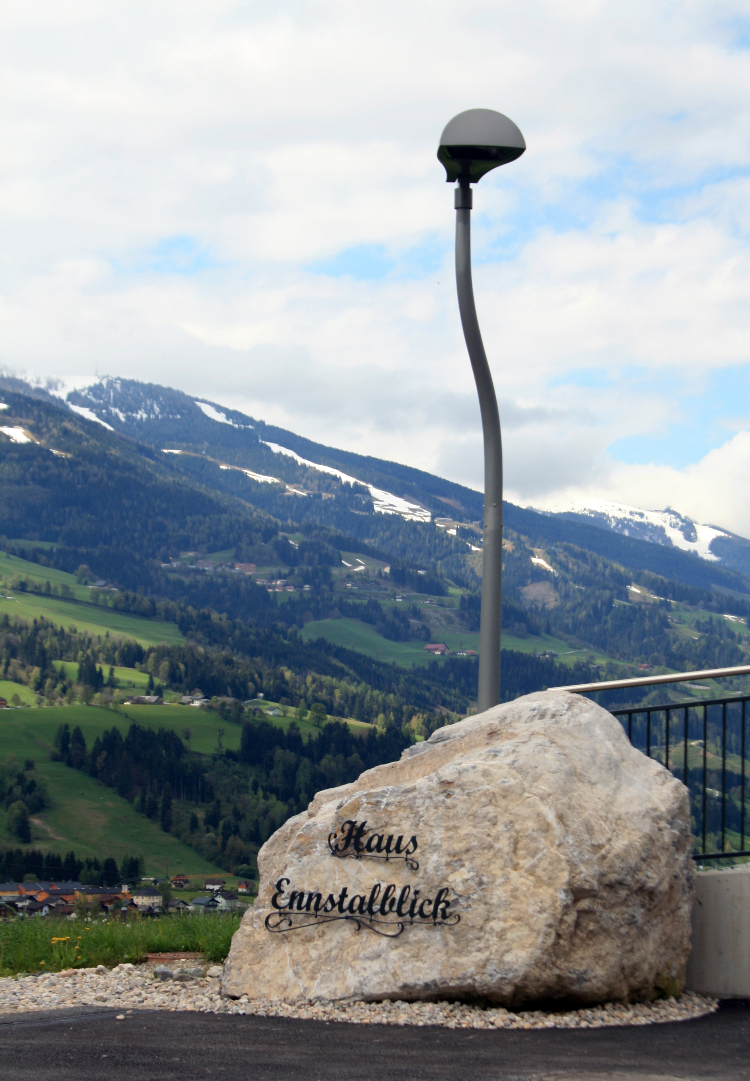 Stein vor dem Haus Ennstalblick - Aich-Assach